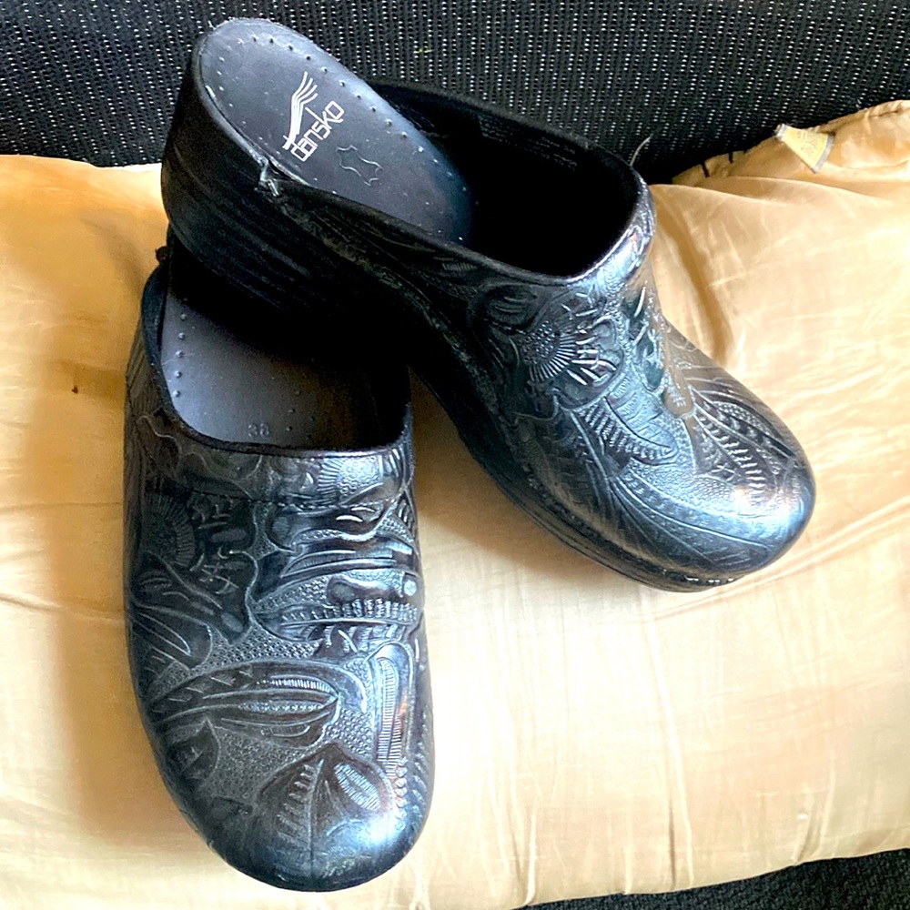 Dansko 38 slip on black tooled leather excellent condition